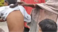 Watch Video: चोरी का आरोप लगाकर बच्ची को रस्सी से बांधा; परिजनों ने की कार्रवाई की मांग
