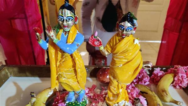 Mathura Janmashtami 2020 Live Photo/Video : मथुरा में जन्में यशोदा का नंदलाल, यहां देखिए मंदिर की Live तस्वीरें