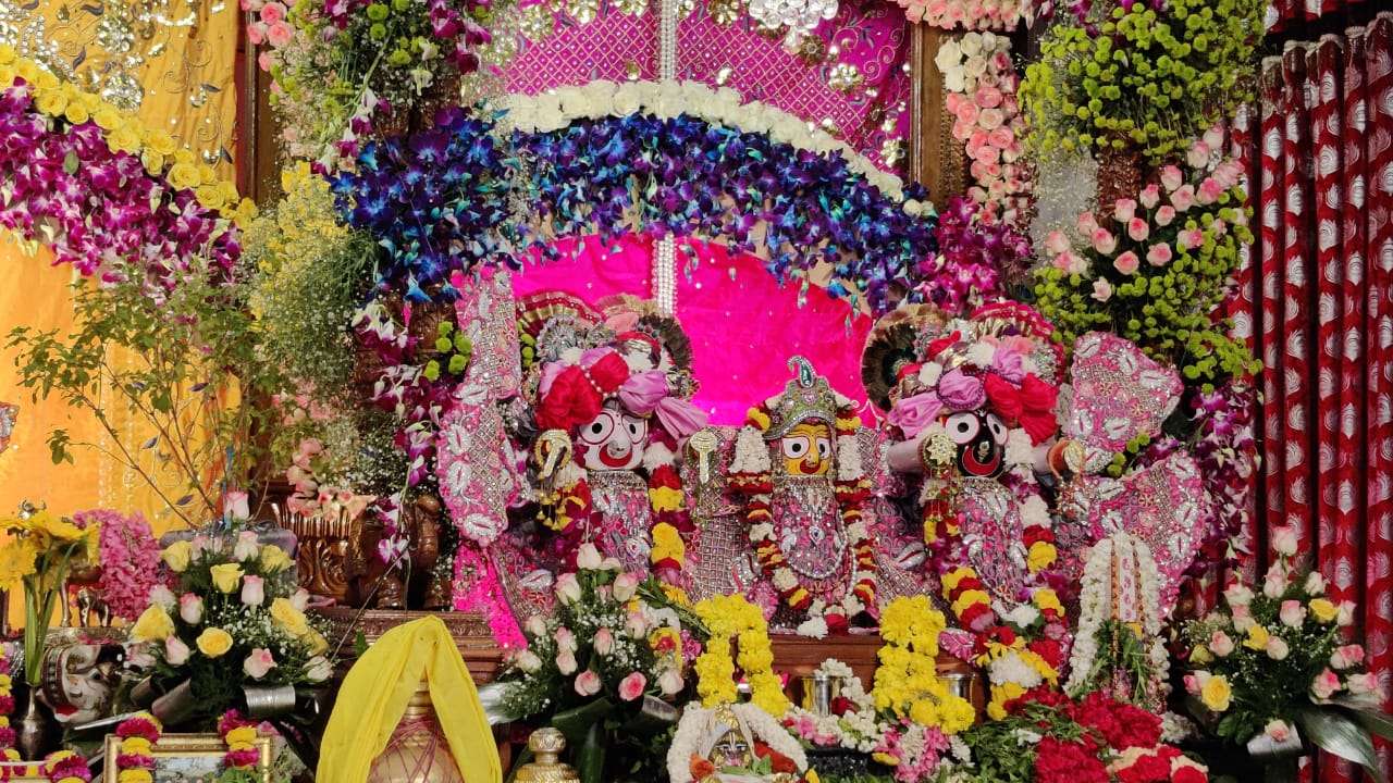 Mathura Janmashtami 2020 Live Photo/Video : मथुरा में जन्में यशोदा का नंदलाल, यहां देखिए मंदिर की Live तस्वीरें