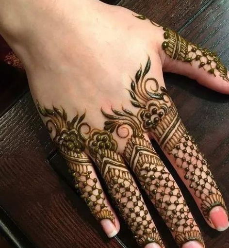 Mehndi Design : Karwa Chauth 2020 व्रत के लिए यहां से चुनें सरल और लेटेस्ट मेहंदी डिजाइन