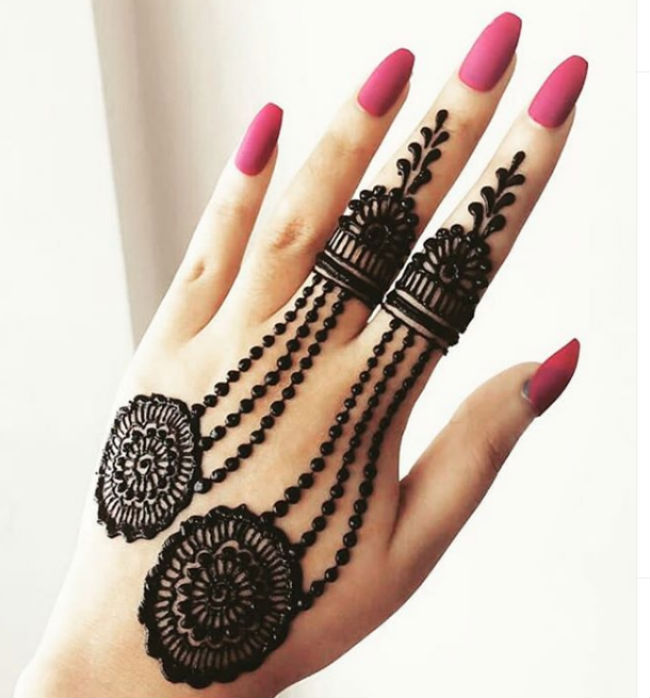 Mehndi Design : Karwa Chauth 2020 व्रत के लिए यहां से चुनें सरल और लेटेस्ट मेहंदी डिजाइन