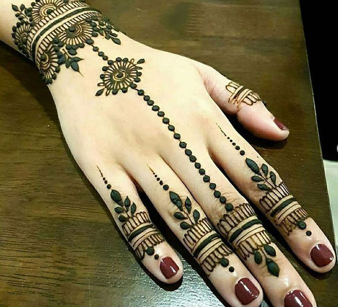 Mehndi Design : Karwa Chauth 2020 व्रत के लिए यहां से चुनें सरल और लेटेस्ट मेहंदी डिजाइन