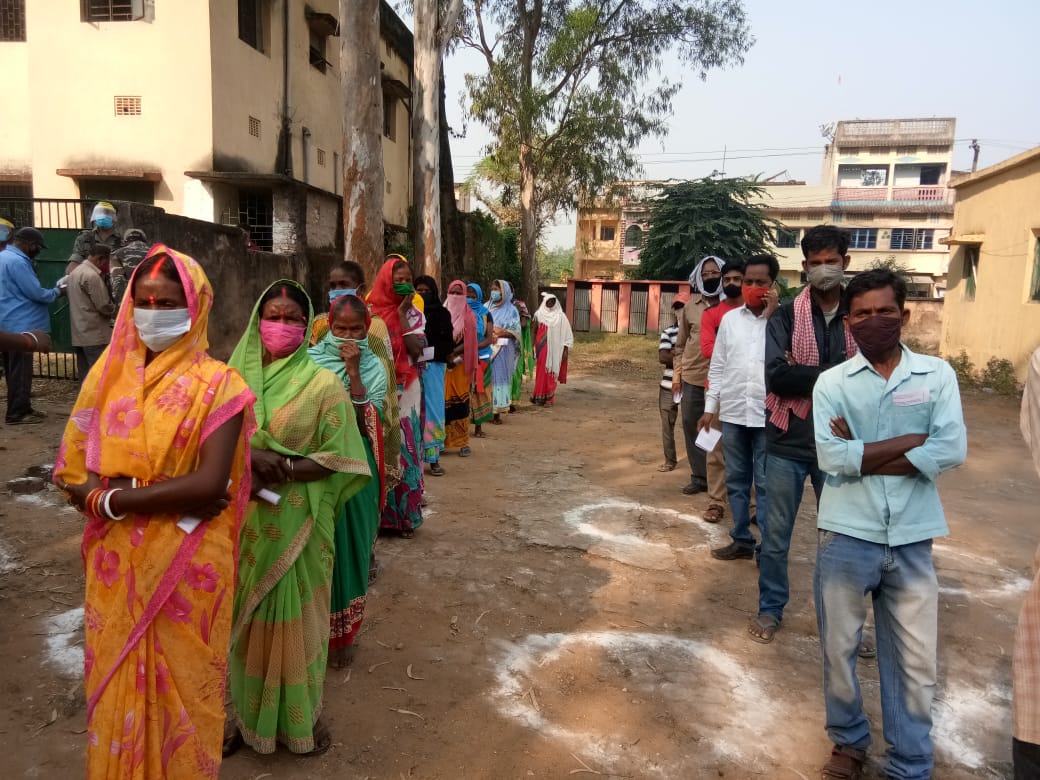 Jharkhand upchunav 2020, Live updates: उत्साह के साथ जारी है मतदान, पांच लाख वोटर करेंगे 27 प्रत्याशियों की किस्मत का फैसला