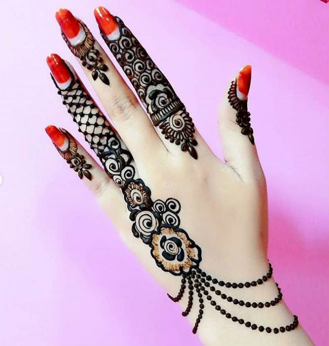 Mehndi Design : Karwa Chauth 2020 व्रत के लिए यहां से चुनें सरल और लेटेस्ट मेहंदी डिजाइन