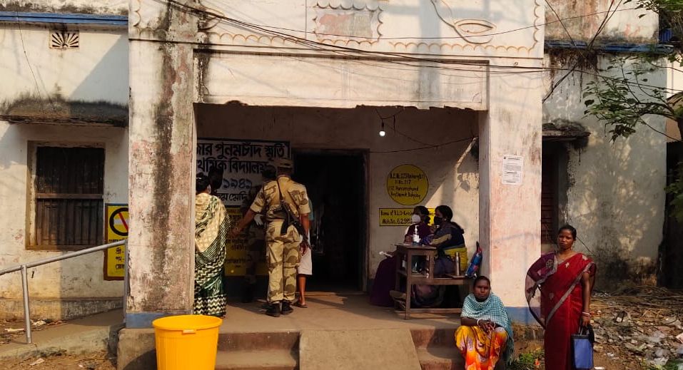 Bengal First Phase Voting 2021 Photos Videos: आखिरी घंटे में भी उत्साह रहा बरकरार, 80 प्रतिशत से ज्यादा मतदाताओं ने डाला वोट