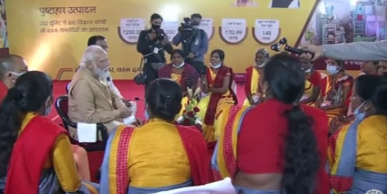 PM Modi Visit Prayagraj LIVE: PM मोदी ने महिला सशक्तिकरण को किया नमन, बोले- आज UP में सुरक्षा भी है, अधिकार भी