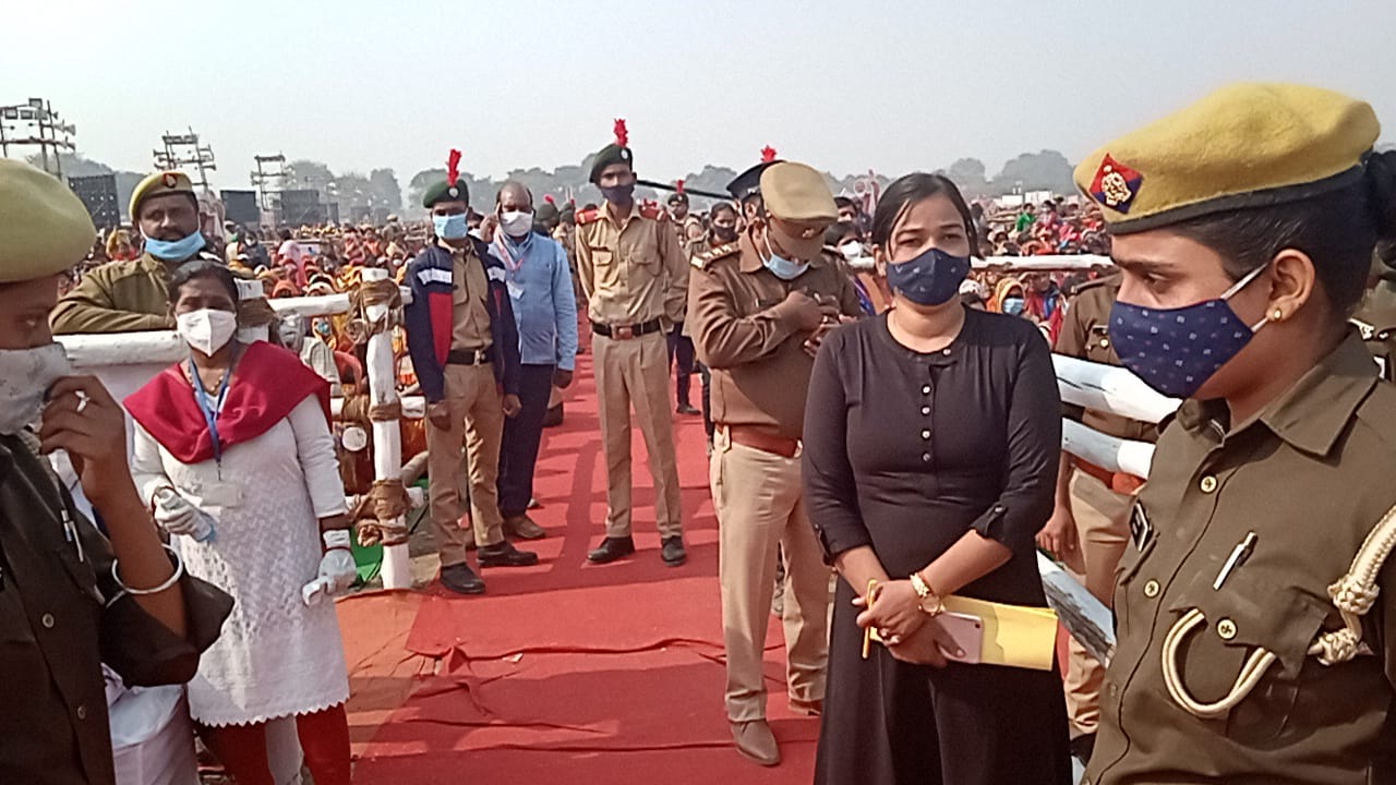 PM Modi Visit Prayagraj LIVE: PM मोदी ने महिला सशक्तिकरण को किया नमन, बोले- आज UP में सुरक्षा भी है, अधिकार भी