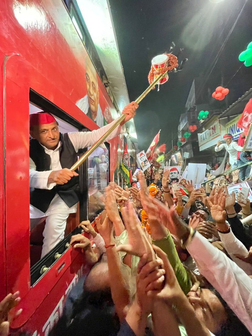 UP Chunav Live: वाराणसी में सपा प्रमुख अखिलेश यादव का रोड शो, उमड़ा जनसैलाब