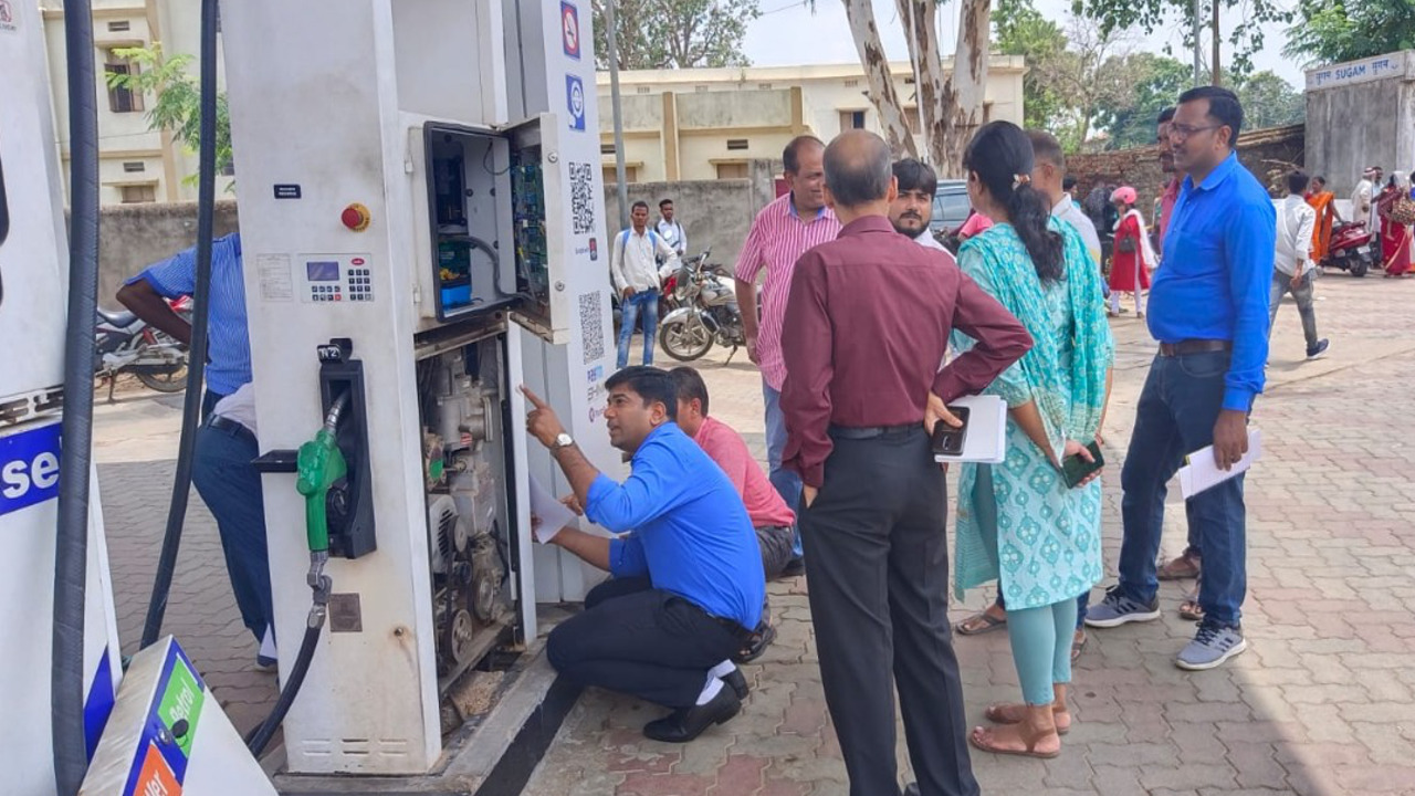Jharkhand Breaking News: खूंटी SDO ने पेट्रोल पंप में पायी अनियमितता, किया सील, DC को सौंपी रिपोर्ट
