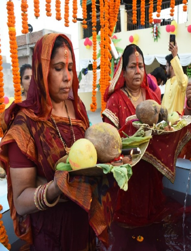 Chhath Puja 2022: नीतीश के सरकारी आवास पर लोक आस्था के पर्व की रौनक, छठ से जुड़ी देखें ये 6 तस्वीरें