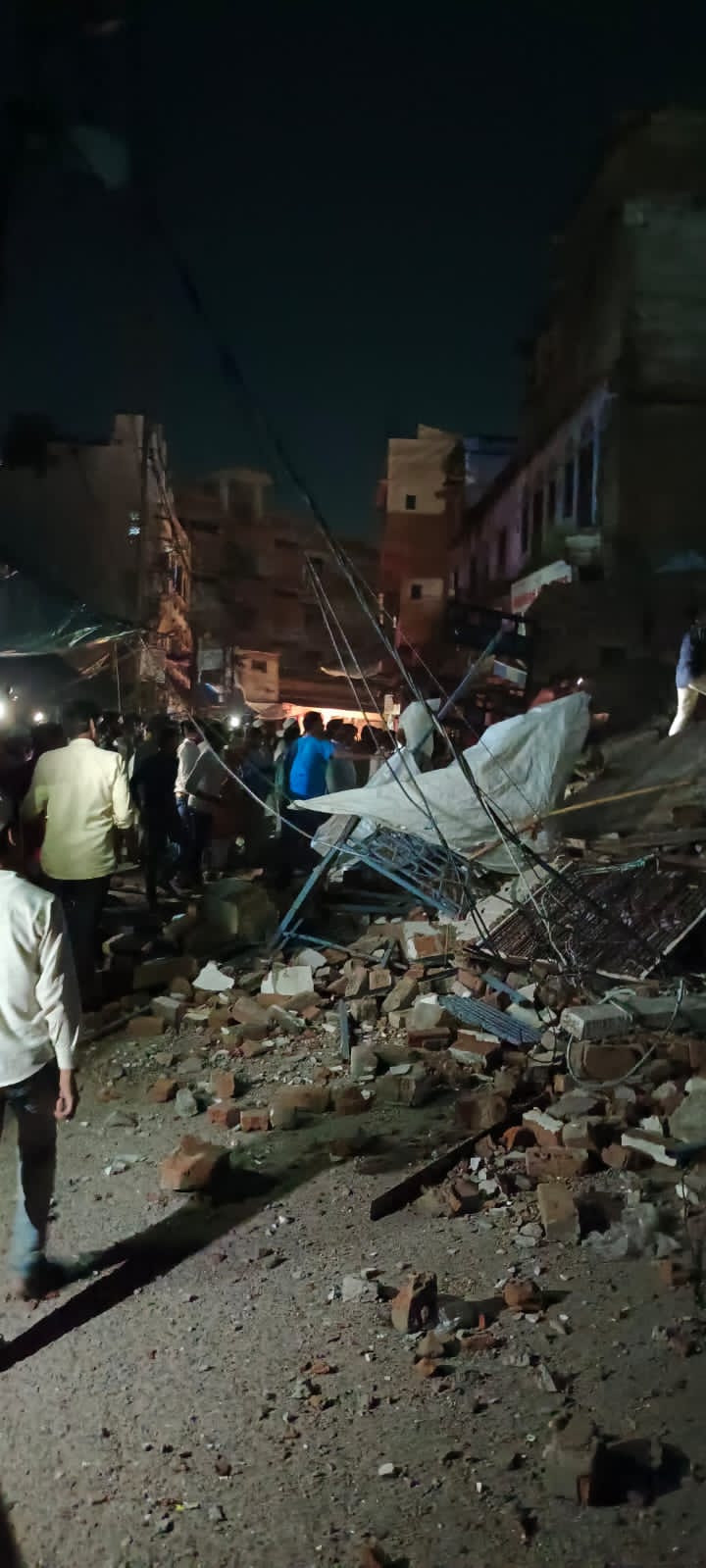 UP Breaking News Live: अलीगढ़ के ऊपर कोट क्षेत्र में तीन मंजिला इमारत गिरी, मलबे से 3 सुरक्षित निकाले गए