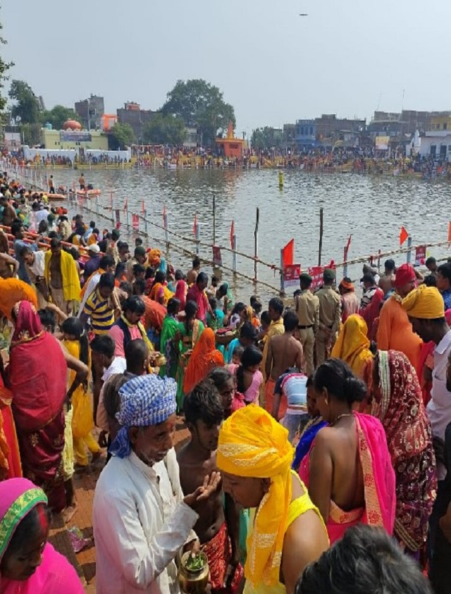 Chhath Puja 2022: नीतीश के सरकारी आवास पर लोक आस्था के पर्व की रौनक, छठ से जुड़ी देखें ये 6 तस्वीरें