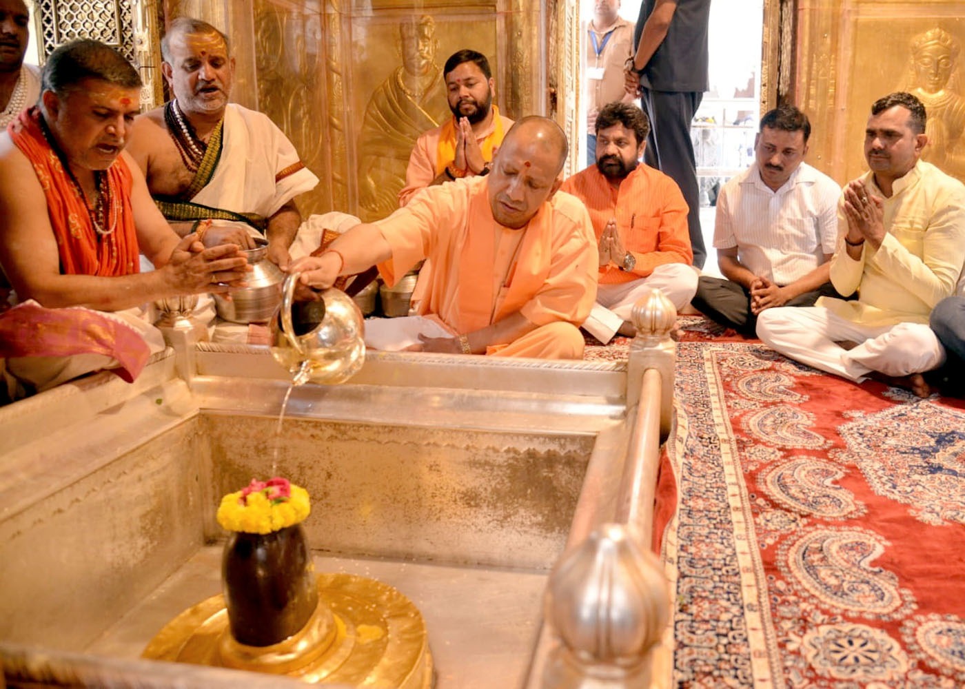 UP Breaking News Live: मुख्यमंत्री योगी आदित्यनाथ ने बाबा विश्वनाथ मंदिर में पूजा की
