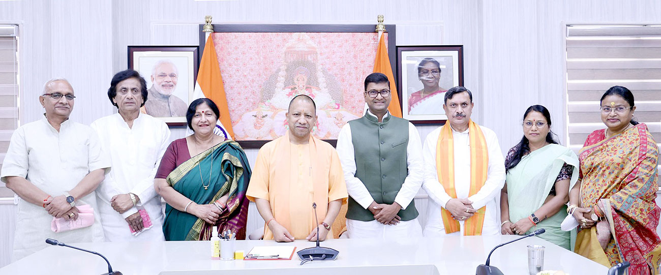 UP Breaking News Live: भदोही में स्नान कर रहे तीन युवक गंगा नदी में डूबे, शव की तलाश में जुटे गोताखोर