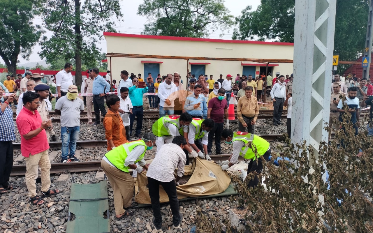 Dhanbad Nichitpur Accident LIVE: DRM ने कहा बिना इजाजत हो रहा था काम, मामले में तीन स्तर पर होगी जांच