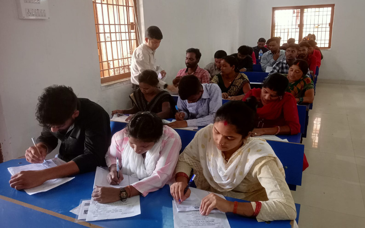 Jharkhand Breaking News LIVE: रामगढ़ की महिलाएं पेड़ों से लिपटीं, बोलीं- जान देंगे पर जंगल नहीं कटने देंगे
