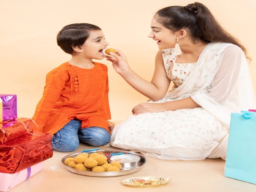Happy Bhai Dooj 2023 Wishes LIVE: खुशनसीब होते हैं लोग जिन्हें यह...भैया दूज पर यहां से भेजें शुभकामनाएं संदेश