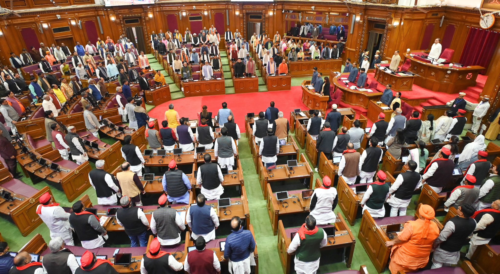 UP Budget 2024 Live : यूपी विधानसभा में दिवंगत MLA को दी गई श्रद्धांजलि