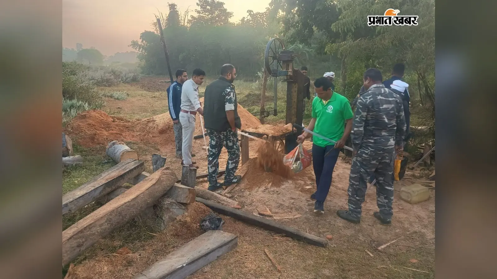 पदमा के करर गांव में अवैध आरामिल पर छापेमारी, मशीन और लकड़ी जब्त