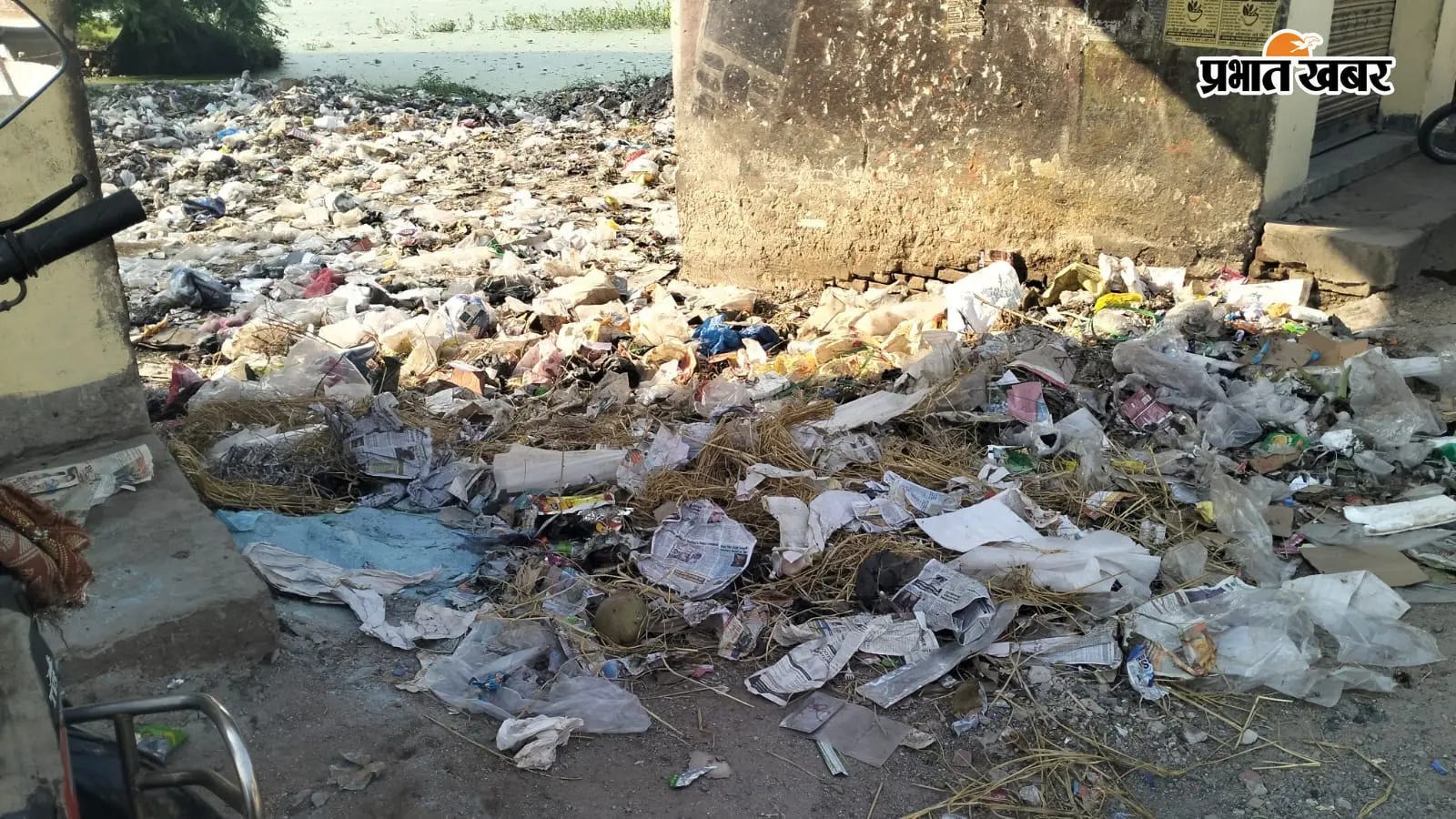 Palamu : व्यस्त सड़क किनारे कचरे का अंबार, चैनपुर चौक पर सफाई व्यवस्था बेपटरी
