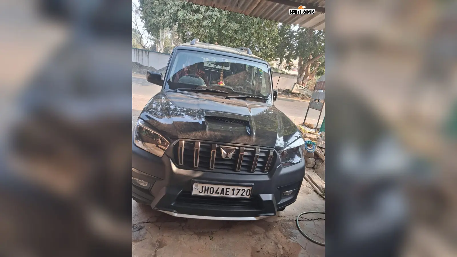 Watch Video : दुमका में बेखौफ चोरों का कारनामा, सफेद कार से पहुंचे और 2 मिनट में गैरेज से ले उड़े स्कॉर्पियो